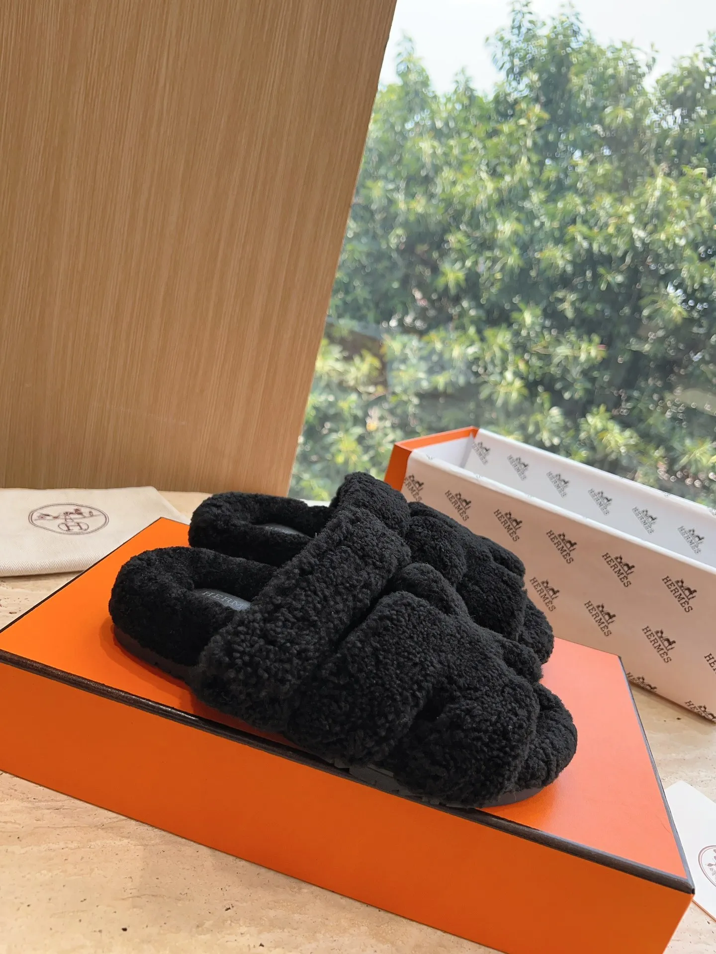 👟👟Ex-factory price 500👟👟 (Top version) Hermes Hermès Second Uncle Fur Slippers Can be made without standard: [Note: No standard needs to be customized] In 2024, the official website and Xiaohongshu will synchronize the latest color matching Hermès hot models, upgraded workmanship, high quality! Fashionable small wool H-slip autumn and winter style flat-soled wool mop. Fabric: Imported lamb's roll real wool. Lining: Imported lamb's roll real wool. Outsole: Genuine leather outsole. Size: 35-43, [Note: 41, 42, 43 customized]